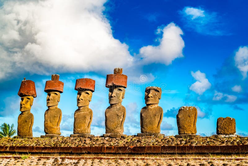 Moai på Ahu Nua Nua i den Anakena stranden på påskön eller Rapa Nui royaltyfria foton