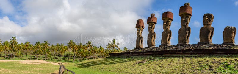 Moai på Anakena Beach på Easter Island Rapa Nui royaltyfria bilder