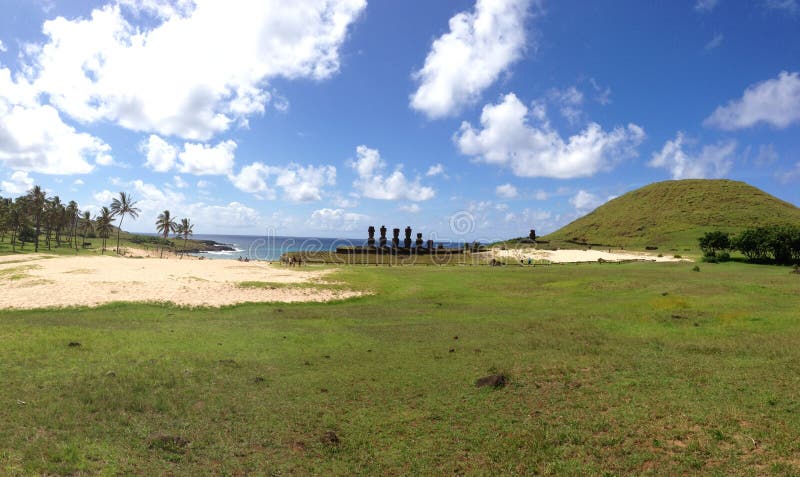 Moai på den Anakena stranden royaltyfria foton