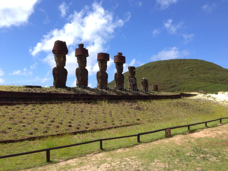 Moai på den Anakena stranden arkivbilder