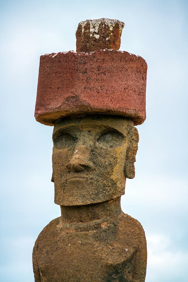 Moai som står på anakena-stranden på påskön royaltyfri foto
