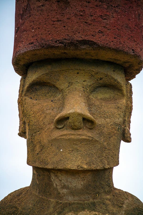 Moai som står på anakena-stranden på påskön arkivbild