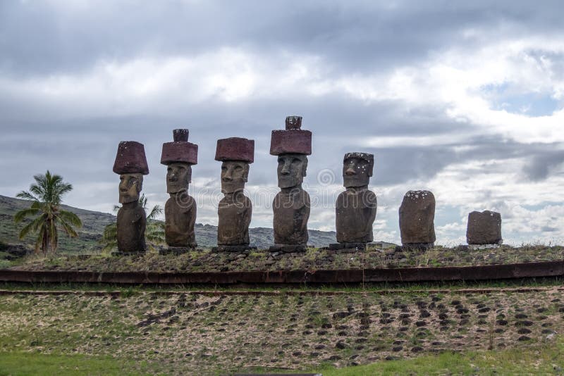 Moai statyer av Ahu Nau Nau bärande hårknutar nära den Anakena stranden - påskö, Chile royaltyfria foton