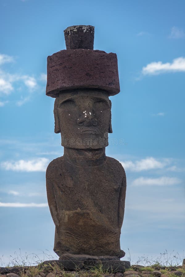 Moai statyer av Ahu Nau Nau bärande hårknutar nära den Anakena stranden - påskö, Chile royaltyfria foton
