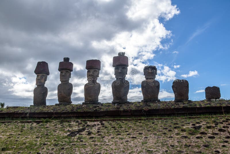 Moai statyer av Ahu Nau Nau bärande hårknutar nära den Anakena stranden - påskö, Chile arkivfoto