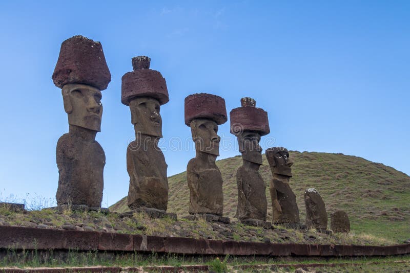 Moai statyer av Ahu Nau Nau bärande hårknutar nära den Anakena stranden - påskö, Chile royaltyfri bild
