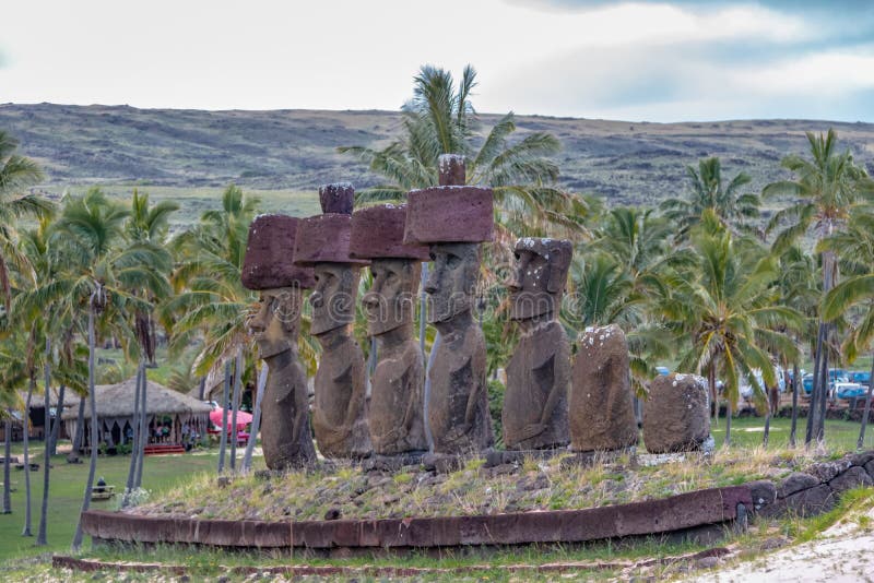 Moai statyer av Ahu Nau Nau bärande hårknutar nära den Anakena stranden - påskö, Chile royaltyfria foton