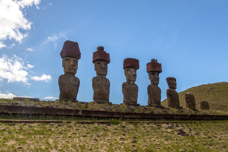Moai statyer av Ahu Nau Nau bärande hårknutar nära den Anakena stranden - påskö, Chile arkivbild
