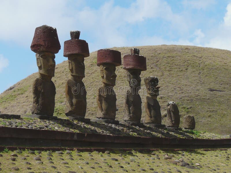 Moai statyer på den Anakena stranden, påskö, Chile arkivbilder