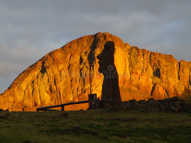 Moai Viajero y Rano Raraku, isla de pascua fotos de archivo libres de regalías Moai Viajero y Rano Raraku, isla de pascua fotos de archivo libres de regalías
