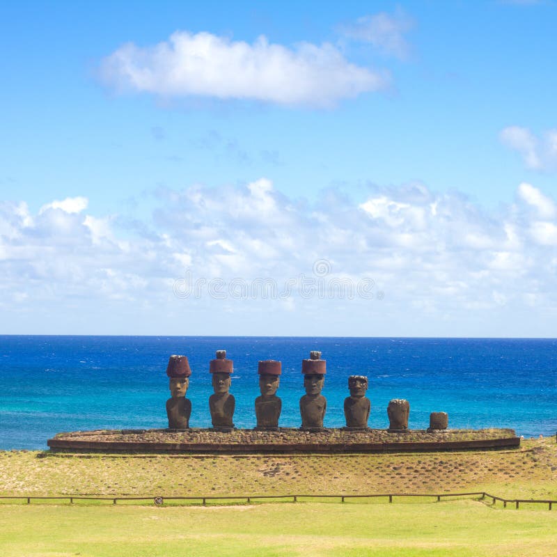 Moai vid anakena-strandöskiral. fotografering för bildbyråer