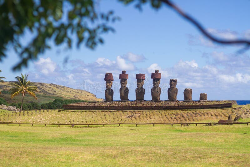 Moai vid anakena-strandöskiral. royaltyfri foto