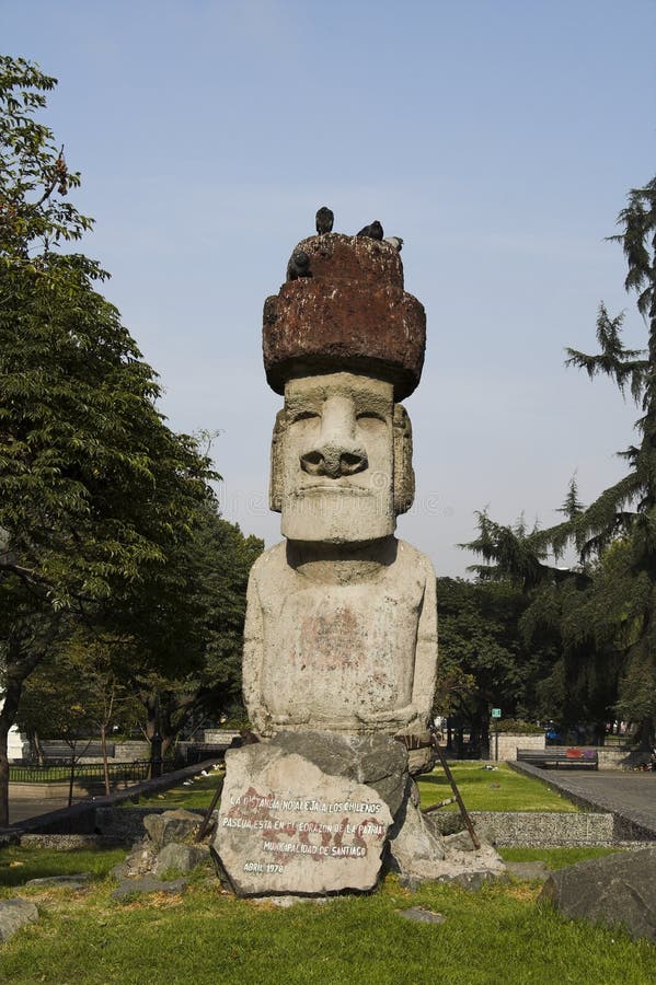 Moai à Santiago font le Chili image stock Moai à Santiago font le Chili image stock