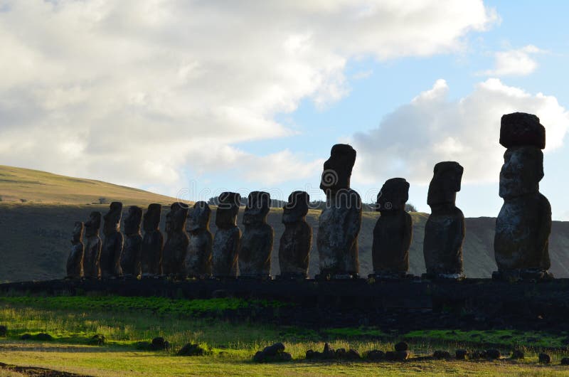 Moais в церемониальной платформе Ahu на пляже Tongariki, острове Rapa Nui пасхи стоковые изображения rf Moais в церемониальной платформе Ahu на пляже Tongariki, острове Rapa Nui пасхи стоковые изображения rf