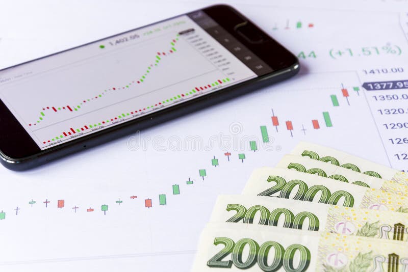 Mobiele telefoon met groen Tsjechisch geld op economische grafieken stock foto's Mobiele telefoon met groen Tsjechisch geld op economische grafieken stock foto's