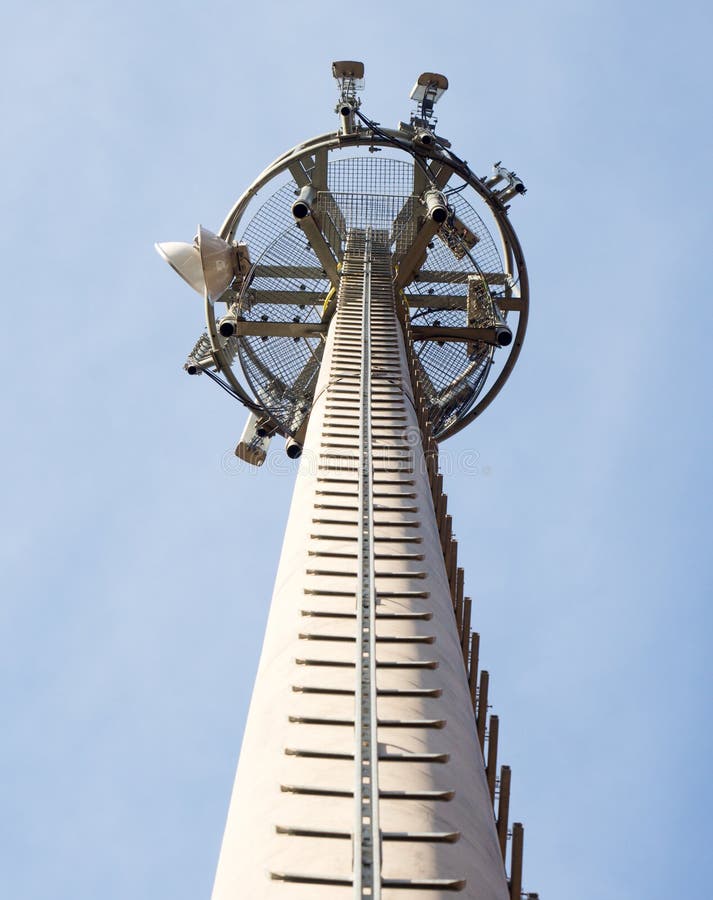 Mobiele telefoontoren met de dienstladder stock afbeelding Mobiele telefoontoren met de dienstladder stock afbeelding
