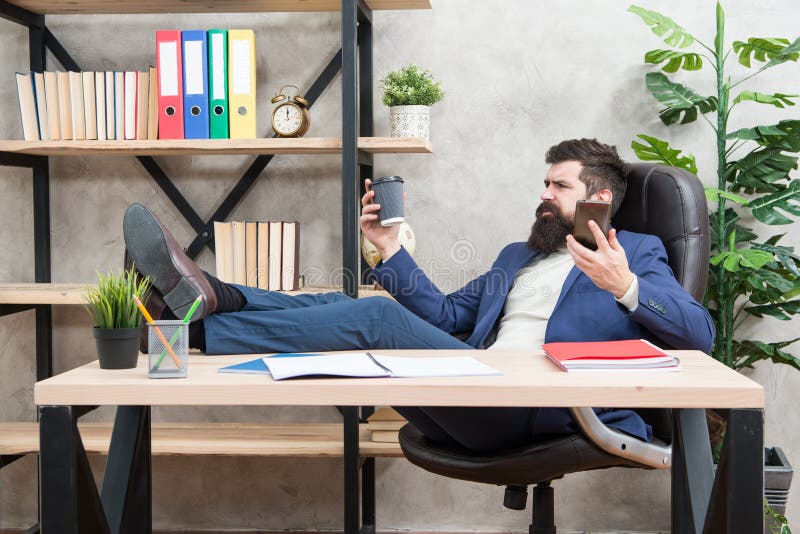 Mobiele vraag Begindag met koffie Koffie ontspannende onderbreking De greepkop en smartphone van de mensen gebaarde zakenman r royalty-vrije stock afbeelding Mobiele vraag Begindag met koffie Koffie ontspannende onderbreking De greepkop en smartphone van de mensen gebaarde zakenman r royalty-vrije stock afbeelding