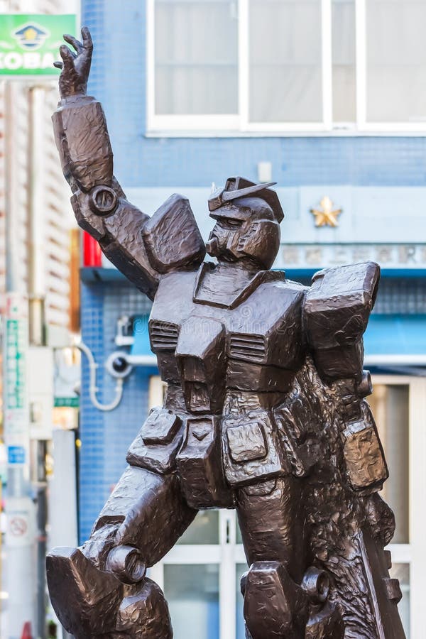 Mobil dräktGundam staty på Kami Igusa Station i Tokyo arkivfoto Mobil dräktGundam staty på Kami Igusa Station i Tokyo arkivfoto