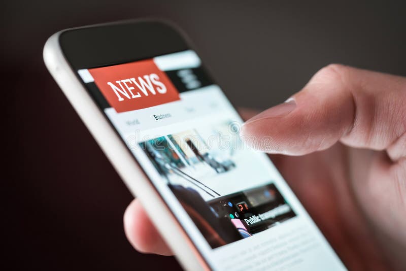 Mobil nyheternaapplikation i smartphone Läsande online-nyheterna för man på websiten med mobiltelefonen