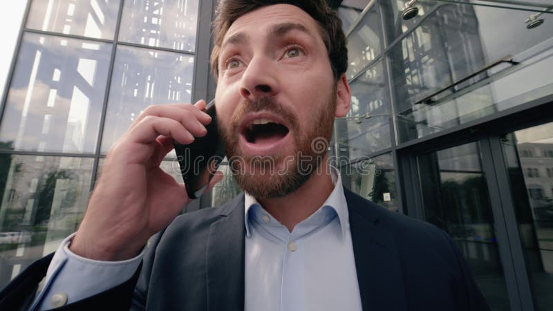 Mobil, porträtt, entusiastisk och glad chef i stan nära kontoret som pratar med mobiltelefonsdelning - goda nyheter lager videofilmer