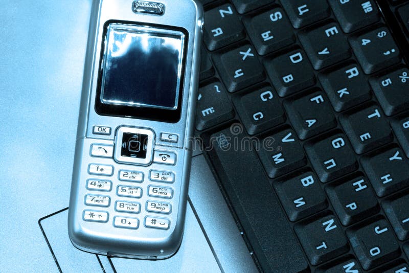 Móvil teléfono a computadora teclado (la tienda concepto) 