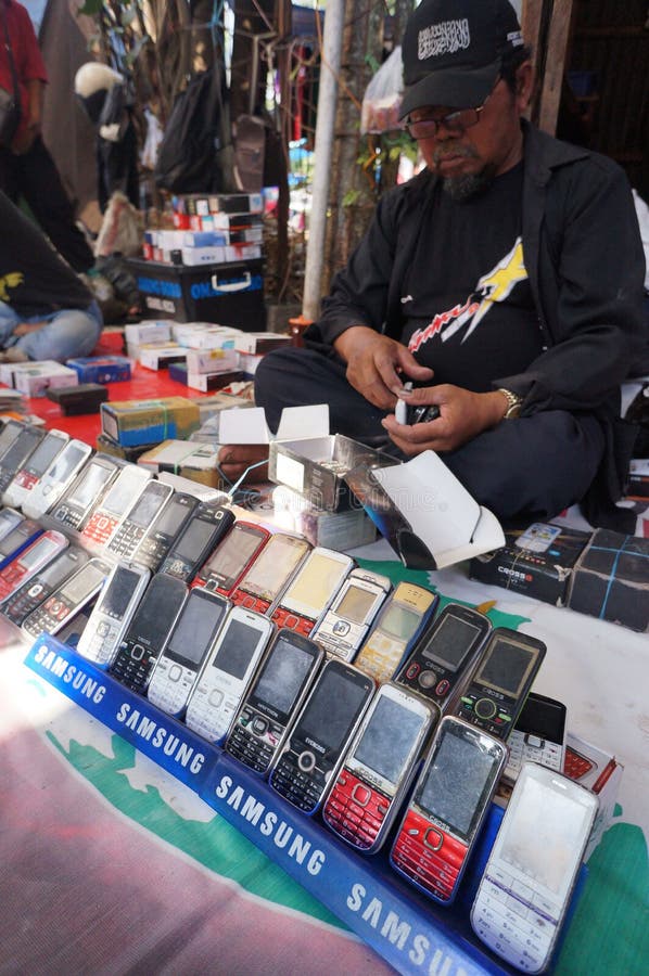 Flatlay shot of mobile phone showing the logo of olx indias largest second  hand reseller marketplace similar to  and craigslist in India asia –  Stock Editorial Photo © amlanmathur #477590410