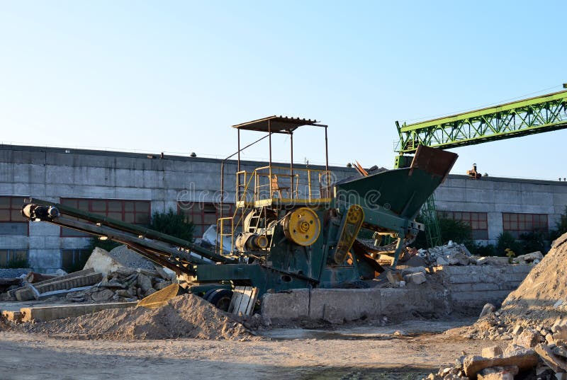 https://thumbs.dreamstime.com/b/mobile-stone-crusher-machine-construction-site-mining-quarry-crushing-old-concrete-slabs-gravel-subsequent-161724273.jpg