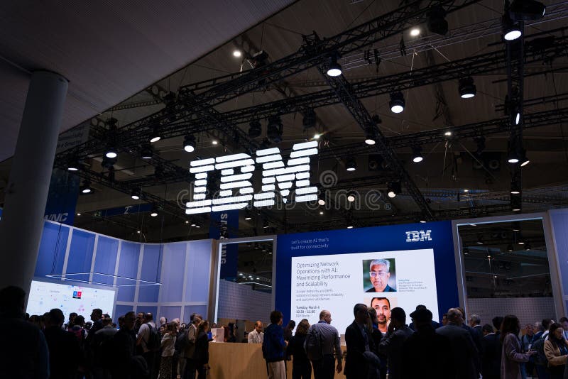 Mobile World Congress в Барселоне Испания 4 марта 2025 : Логотип производителя микросхем IBM можно увидеть на выставке Mobile Worl стоковое фото