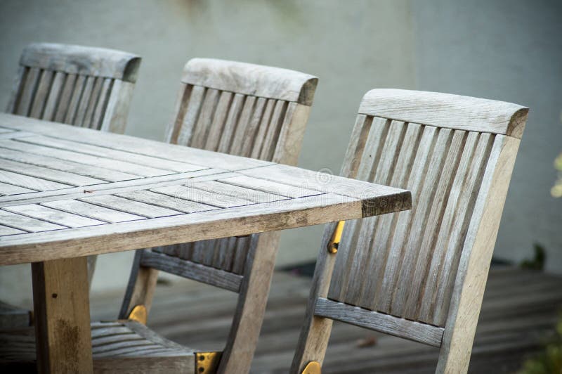 Mobili da giardino del tek su un terrazzo di legno in primavera immagine stock Mobili da giardino del tek su un terrazzo di legno in primavera immagine stock