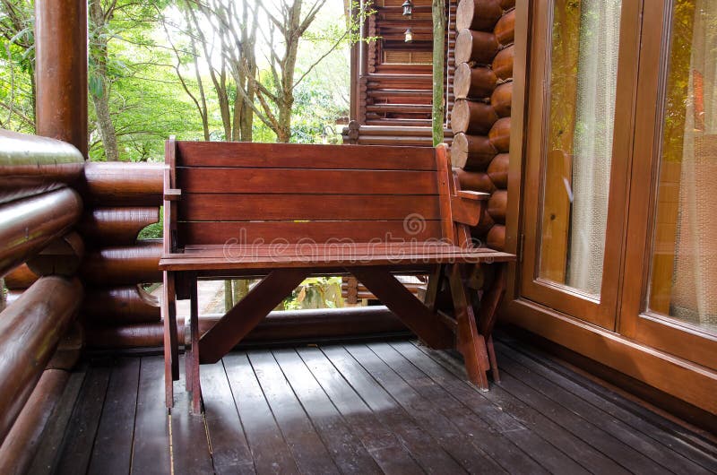 Mobilia esterna: presidenza di legno sulla piattaforma immagine stock libera da diritti Mobilia esterna: presidenza di legno sulla piattaforma immagine stock libera da diritti