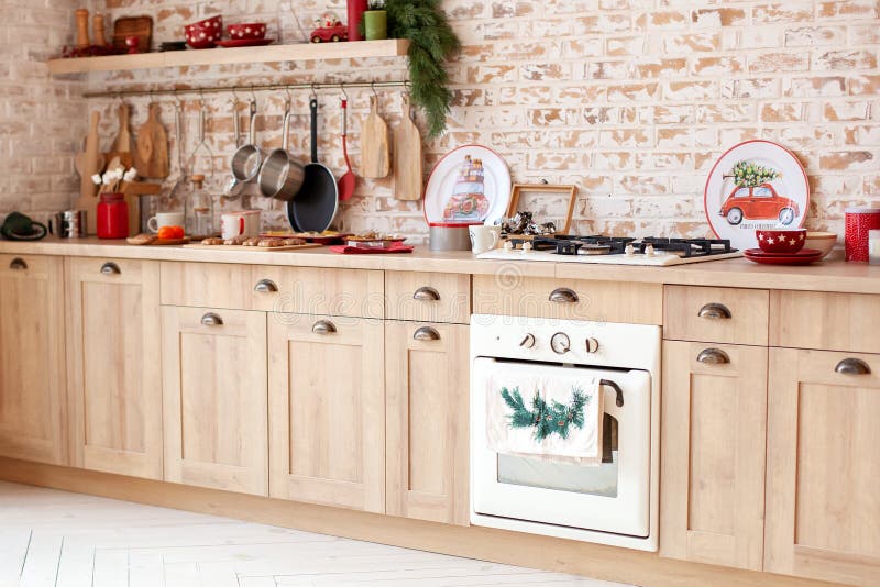Mobiliário moderno de cozinha, com fundo de tijolos Interior da cozinha de Natal Design escandinavo organização da cozinha imagem de stock Mobiliário moderno de cozinha, com fundo de tijolos Interior da cozinha de Natal Design escandinavo organização da cozinha imagem de stock