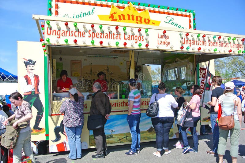 Mobilny plenerowy jedzenie stojak z tradycyjnym Węgierskim jedzeniem dzwonił «Lángos przy fairground podczas dużego rocznego pchl zdjęcie royalty free Mobilny plenerowy jedzenie stojak z tradycyjnym Węgierskim jedzeniem dzwonił «Lángos przy fairground podczas dużego rocznego pchl zdjęcie royalty free
