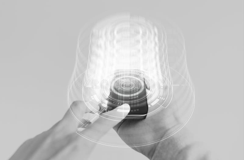 Mobilt teknologibegrepp, hand genom att använda den smarta telefonen för mobil med det futuristiska diagrammet arkivfoto