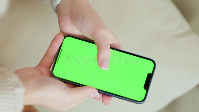 Mobiltelefon med grön skärmbild uppåt i kvinnlig handNäraLodrät video stock video