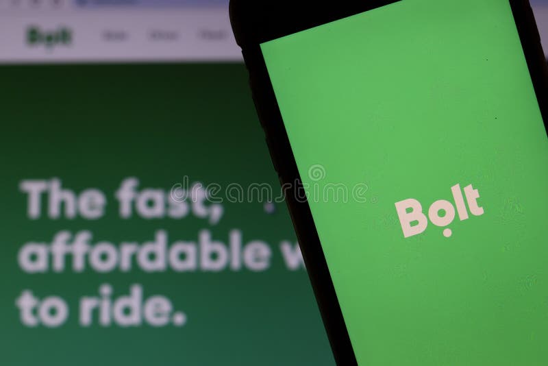 Mobiltelefon mit Bolt-Logo auf dem Bildschirm in der Nähe der Website auf Laptop Unscharfer Hintergrund mit Bolt Los Angeles, Kal