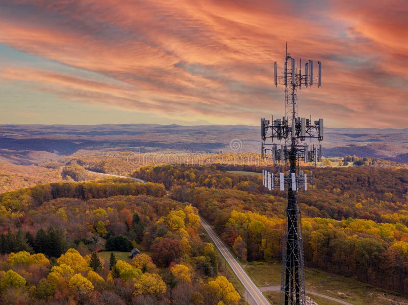 Mobiltelefon oder Mobile Service-Turm im Waldstück West Virginia Breitbanddienstleistung erbringend