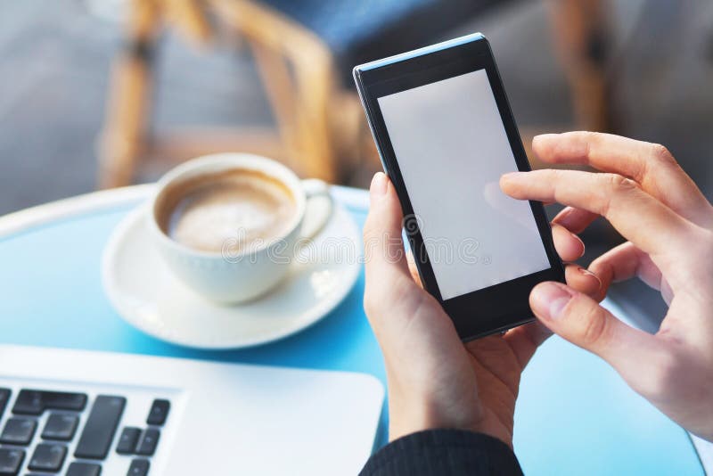 Mobiltelefonen i händer, tömmer skärmen arkivbild Mobiltelefonen i händer, tömmer skärmen arkivbild