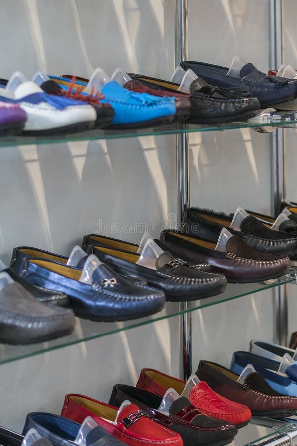 Chaussures En Cuir Pour Hommes Et Femmes Et Chaussures Sur Une étagère D'un  Magasin De Chaussures Chaussures En Cuir Pour Hommes Et Femmes