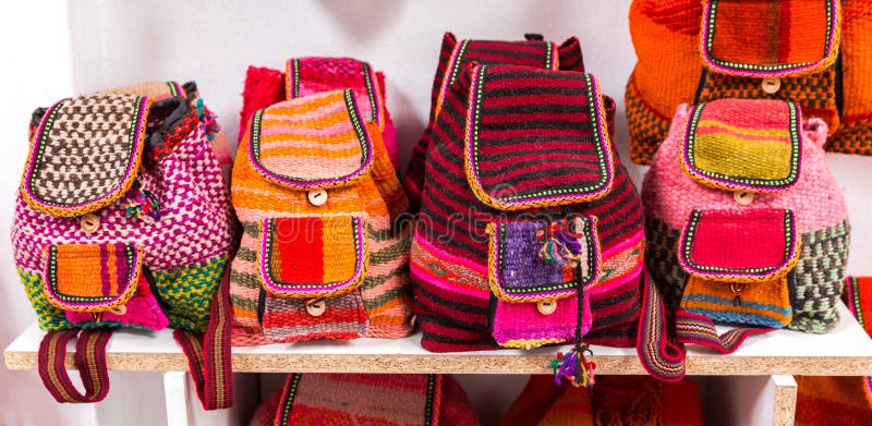 Mochilas Y Bolsos De Alpaca Hechos a Mano En Cusco Imagen de archivo - de alineada, 194224443