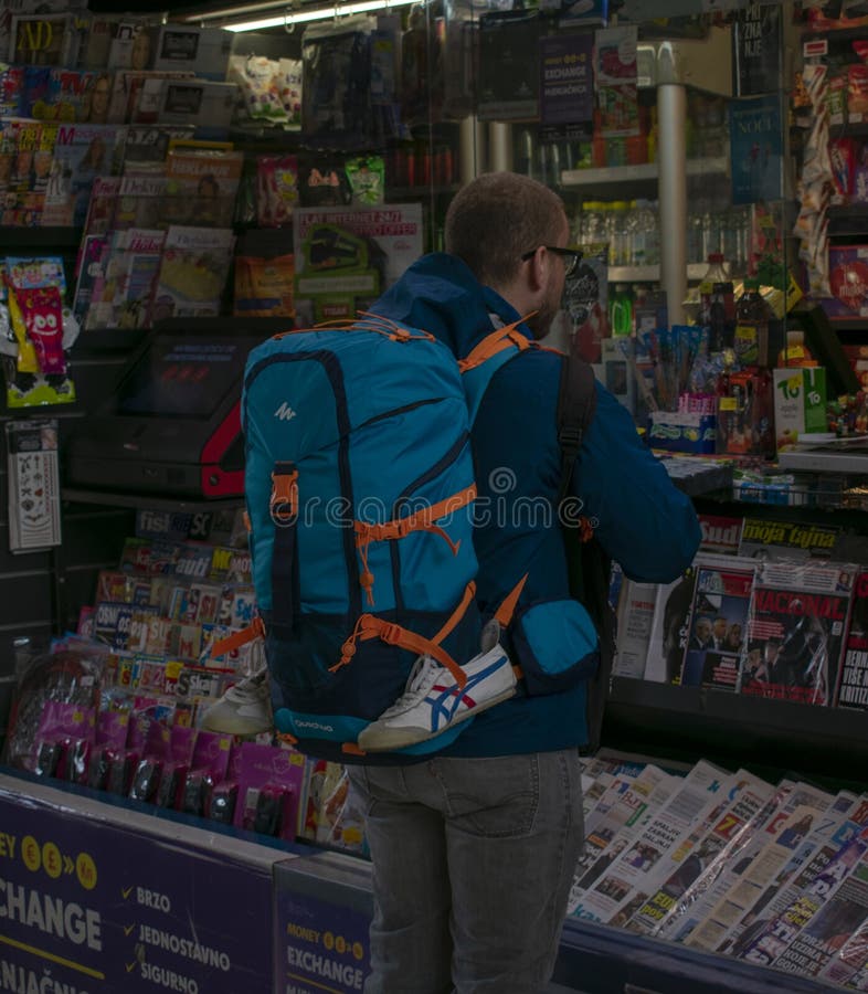 Mochileiro que compra uma soda foto de stock Mochileiro que compra uma soda foto de stock
