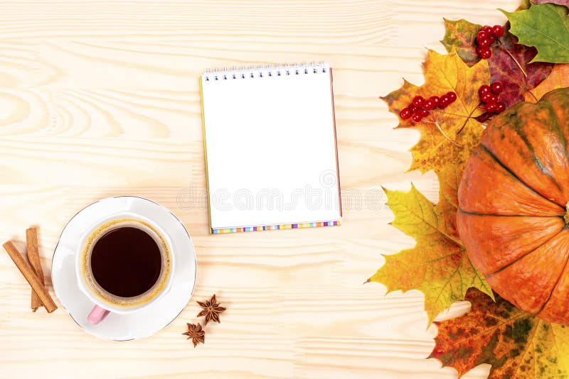 Mockup Autunno composizione piano Tazza di caffè, taccuino di carta aperto, bastoni di cannella, foglie cadute su banco di legno fotografia stock libera da diritti