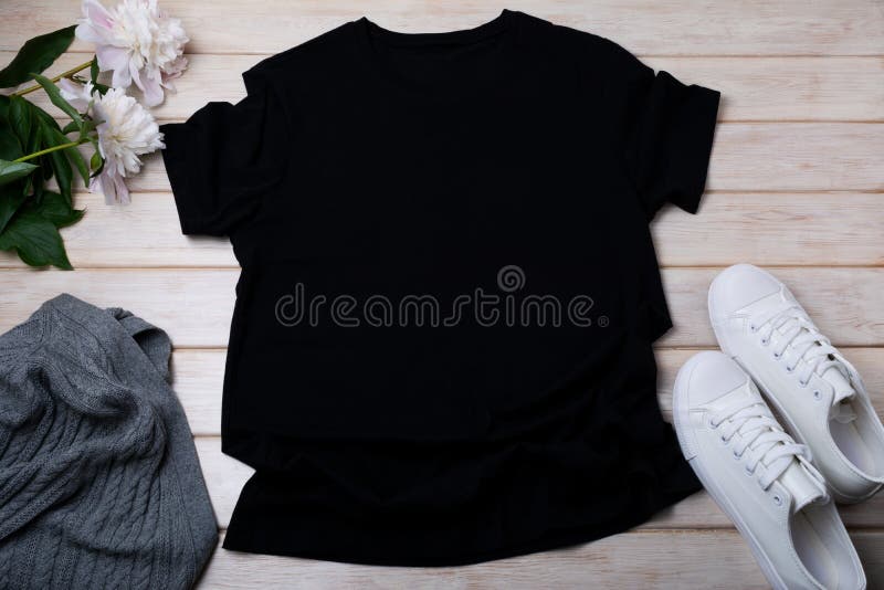 Mockup Camiseta Mujer Rsquo S Con Suéter Aran Y Peony Foto de archivo -  Imagen de espacio, muchacha: 211419244