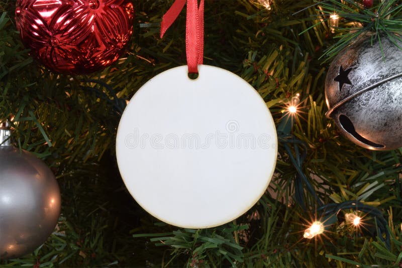 Mockup de ornamento de natal redondo em branco na árvore