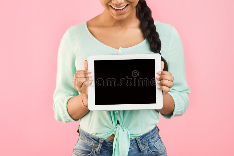 Mockup Dziewczyna pokazuje pustego pastylka ekran, uprawa obraz stock Mockup Dziewczyna pokazuje pustego pastylka ekran, uprawa obraz stock