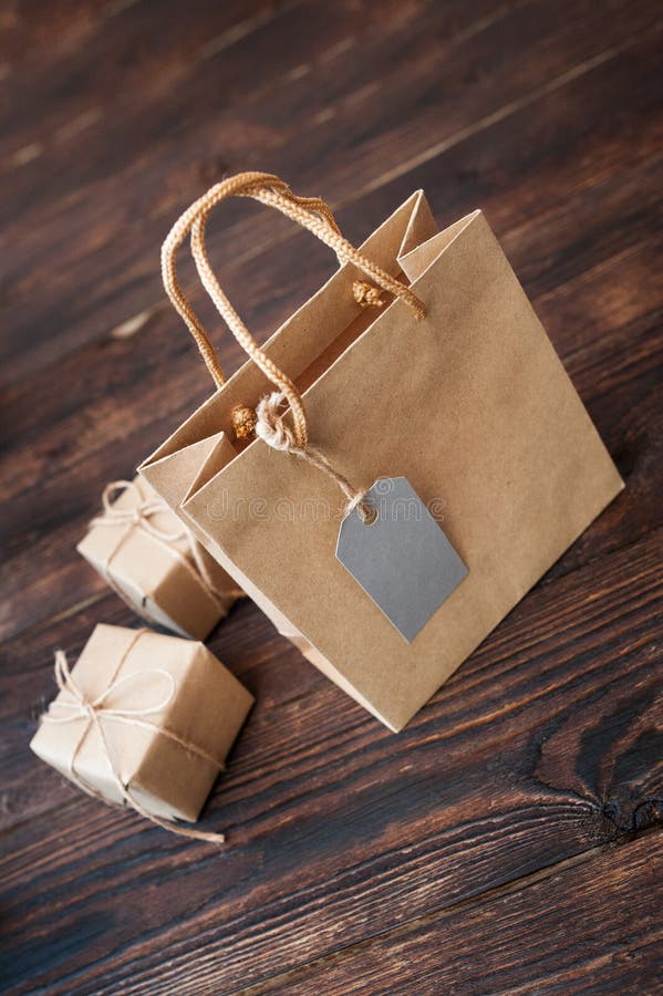 Download Mockup Paper Bag From Kraft Paper With Gift Tag And ...