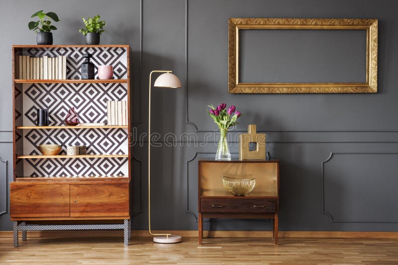 Mockup pusta złoto rama nad gabinet w popielatym retro utrzymania ro obrazy royalty free Mockup pusta złoto rama nad gabinet w popielatym retro utrzymania ro obrazy royalty free