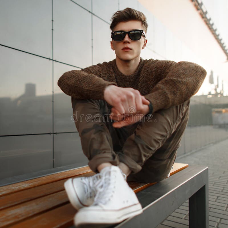 Le Jeune Homme élégant De Hippie Dans Un Pull Molletonné à Capuchon Dans  Une Casquette De Baseball Dans Des Lunettes De Soleil Av Image stock -  Image du capuchon, américain: 150163089