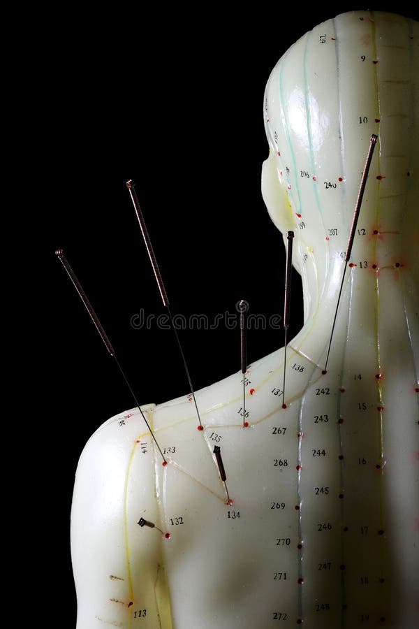 Moda Le D Acupuncture Masculine Avec Aiguilles Sur Fond Noir Photo Stock Image Du Figure Acuponcture