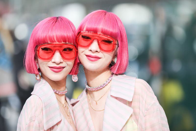 Modèles Asiatiques Aux Cheveux Roses De Plomb Porter Une