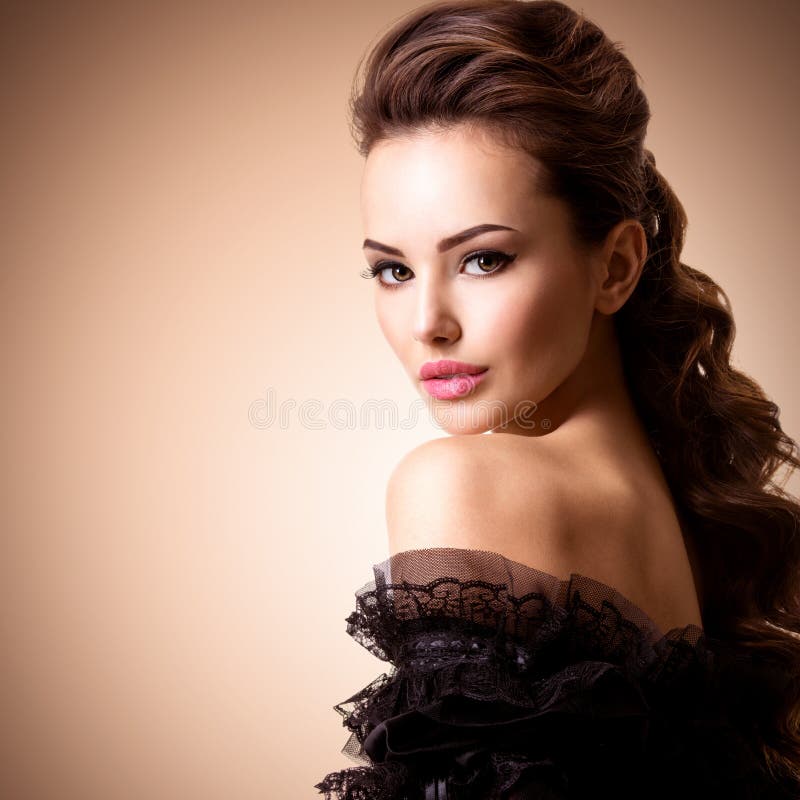 Mod?le de mode dans la robe d'or Mod?le avec de longs cheveux boucl?s Coiffure cr?ative images stock Mod?le de mode dans la robe d'or Mod?le avec de longs cheveux boucl?s Coiffure cr?ative images stock